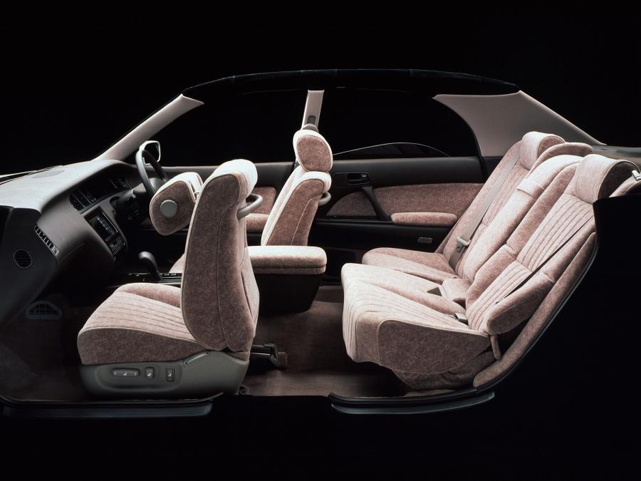 Интерьер Toyota Crown 1991 года  (фото 10 из 13)
